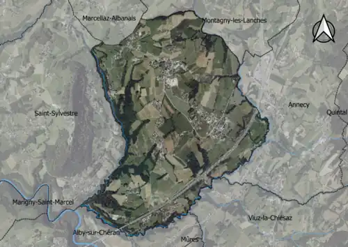 Photo aérienne en couleurs de la commune.