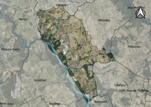 Photo aérienne en couleurs de la commune.