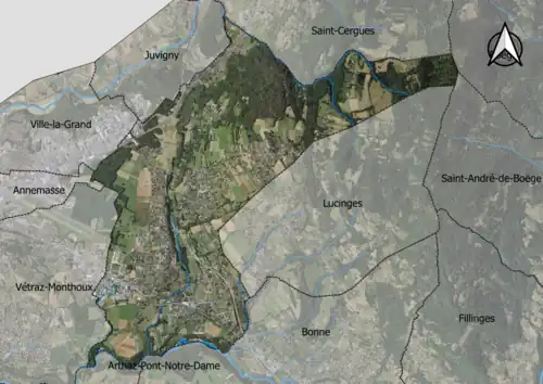 Photo aérienne en couleurs de la commune.