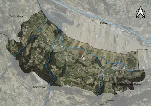 Photo aérienne en couleurs de la commune.