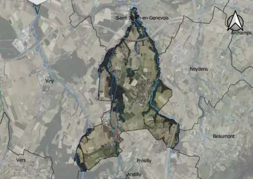 Photo aérienne en couleurs de la commune.