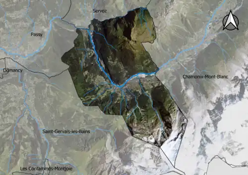 Photo aérienne en couleurs de la commune.