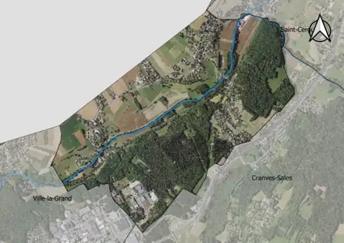 Photo aérienne en couleurs de la commune.