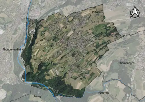 Photo aérienne en couleurs de la commune.