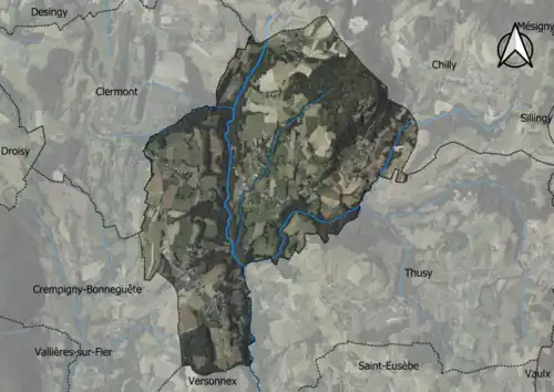 Photo aérienne en couleurs de la commune.