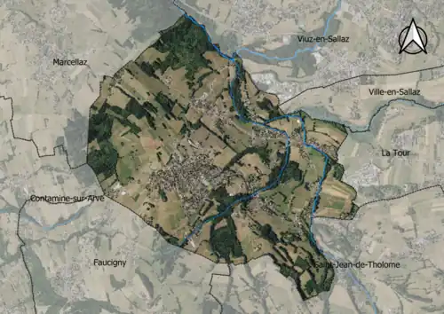 Photo aérienne en couleurs de la commune.