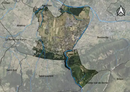 Photo aérienne en couleurs de la commune.