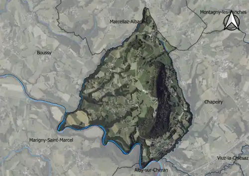 Photo aérienne en couleurs de la commune.