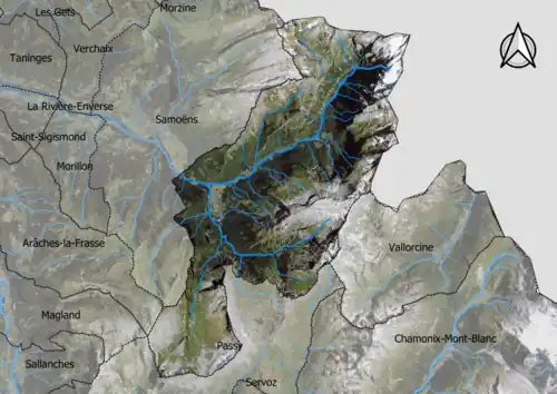 Photo aérienne en couleurs de la commune.