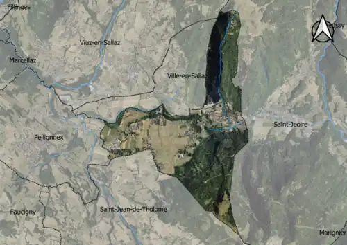 Photo aérienne en couleurs de la commune.