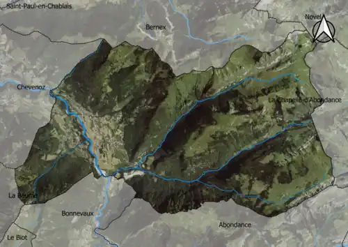 Photo aérienne en couleurs de la commune.