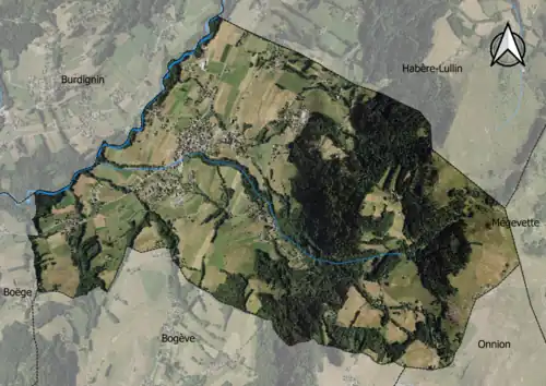 Photo aérienne en couleurs de la commune.