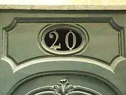 Numéro inclus dans la porte de l'immeuble, fréquent au début du XIXe&nbsp;siècle.