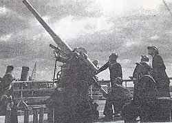 Un canon 76/40 Model 1916 à bord du ravitailleur de sous-marin roumain Constanța