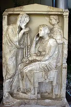 Naiskos funéraire d'Aktaios et son épouse, accompagnés d'une servante tenant une pyxide. Première moitié -IVe s.