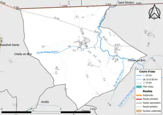 Carte en couleur présentant les réseaux hydrographique et routier de la commune