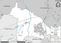 Carte en couleur présentant le réseau hydrographique de la commune
