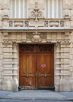 Entrée ornementée du no&nbsp;7.