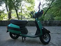 Un exemplaire du scooter 80 SC Peugeot de 1989