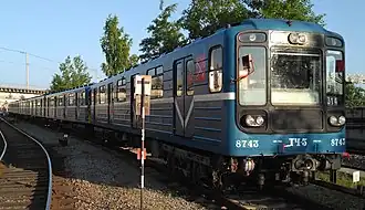 Train avec voiture de tête de type 81-717 au dépôt 5.