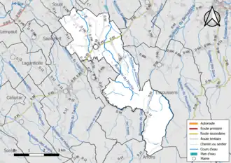 Carte en couleur présentant le réseau hydrographique de la commune