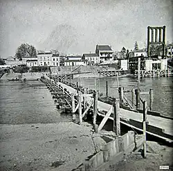 Circulation sur un pont de bateaux pendant les travaux.