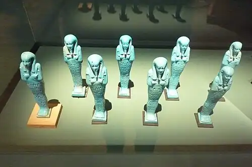 Ouchebtis de Psammétique, celui de gauche appartenant au Musée de Grenoble