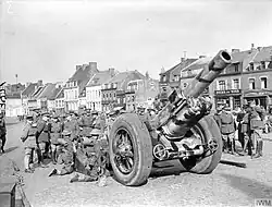 Présentation au général Georges d'un obusier de 8 pouces (en) (203,2 mm), le 23 avril 1940 à Béthune.
