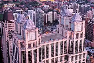 Le sommet du bâtiment vu depuis le 875 North Michigan Avenue.