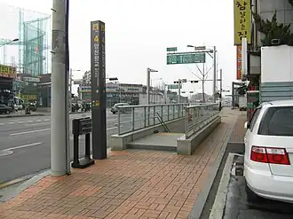 Un des huit accès à la station en 2009.