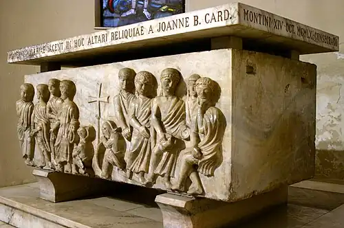 Photographie d'un sarcophage en pierre présentant plusieurs personnages en haut-relief.