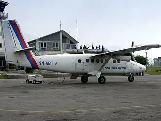 Un De Havilland Canada DHC-6 Twin Otter de Nepal Airlines similaire à celui impliqué dans l'accident à l'aéroport de Jomsom