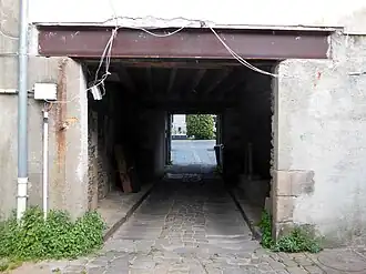 Vue de la cour en direction du Cours des 50 Otages