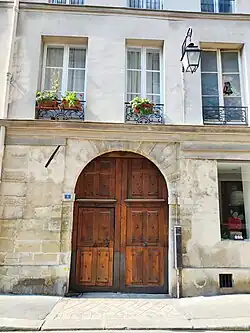 No&nbsp;9 : porte cloutée.