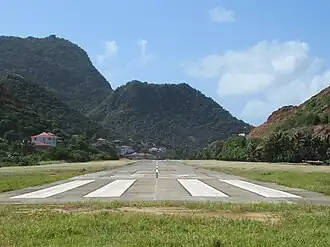 Reliefs d'origine volcanique à Terre-de-Haut, vus depuis l'aérodrome.