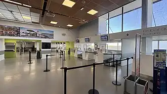 Aérogare zone départs (banques 5 à 7).