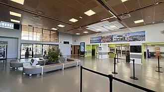 Hall départs de l'aérogare de La Rochelle.