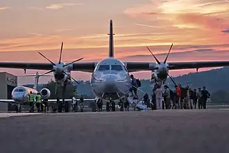 L’aire de stationnement des vols commerciaux.