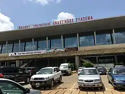 Façade de l'Aéroport international Gnassingbé Eyadéma de Lomé vue du parking