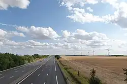 Enjambement de l'A10 par la D142.2.