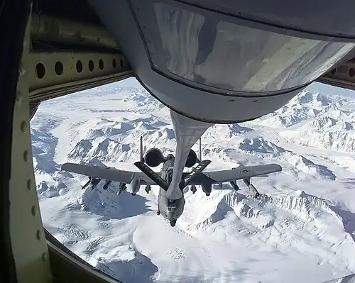 Ravitaillement d'un Fairchild A-10 Thunderbolt II par un KC-135 de l'US Air Force.