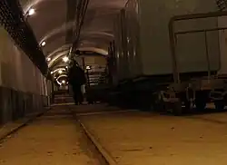 Rails et wagons devant le magasin aux artifices et allant vers le magasin M 1.