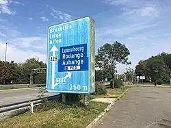 Panneau autoroutier non loin de la sortie n°4 « Aubange », vers le Pôle européen de développement et la N804.