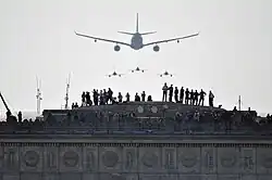 Phénix survolant l'Arc de triomphe de l'Étoile lors du défilé aérien (2018).