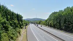 Prise de l'autoroute prise au niveau de Bettembourg, on peut apercevoir l'émetteur de Dudelange au loin.