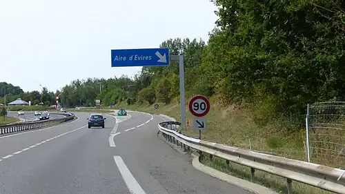 90&nbsp;km/h en début de zone de décélération pour entrer dans l'aire d'Évires, autoroute A410, Haute-Savoie.