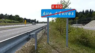 Panneau E34d de sortie de l'Aire d'Évires avec cartouche E42 de l'A410.