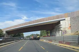 Le pont au-dessus de l'A6 à Grigny en juillet 2020.