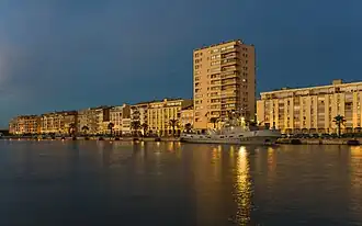2015 : Le navire Luberon (A 642) amarré à la digue d'Alger.
