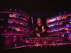 photo d'un groupe se produisant sur scène.